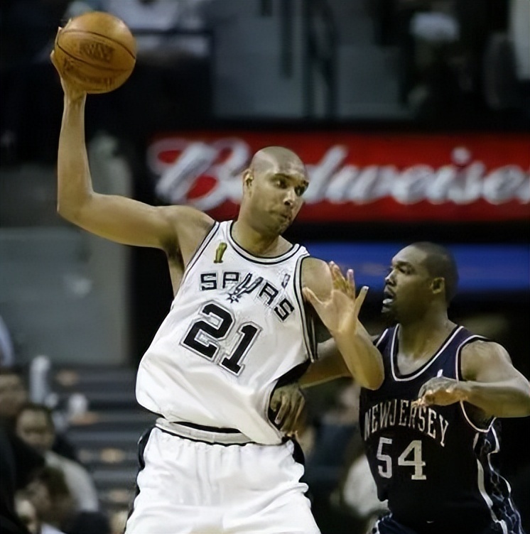 之后马刺又击败了独行侠,在与诺维茨基的正面对决中,邓肯证明了他