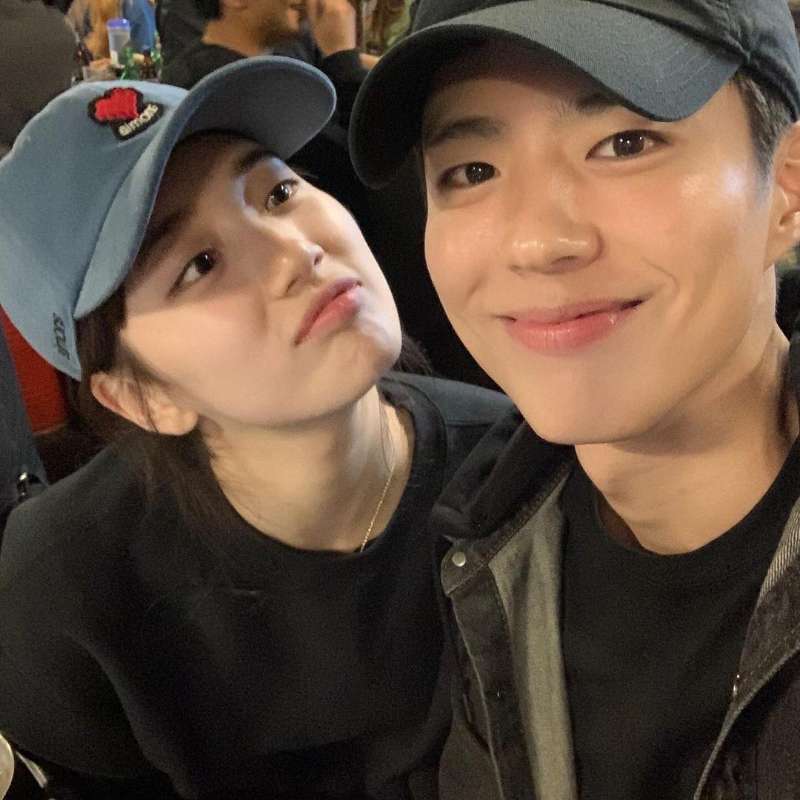 秀智朴宝剑亲密合照,卫衣情侣装,俏皮又可爱