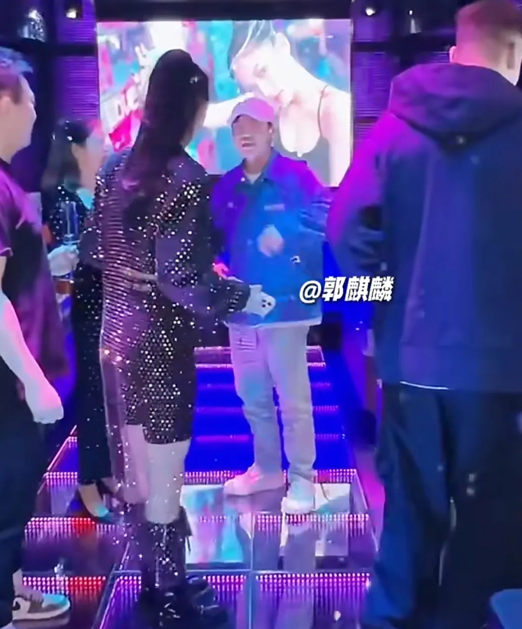 單依純侵權扯出新瓜！經紀人開商K郭麒麟等人助陣，連夜暫停營業 - 