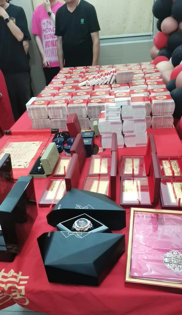 浙江土豪订婚彩礼上千万押运车保驾护航钞票黄金堆满桌子