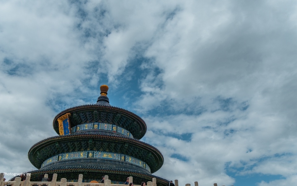 979199 步入天坛,首先映入眼帘的是古朴典雅的建筑群,气势磅礴