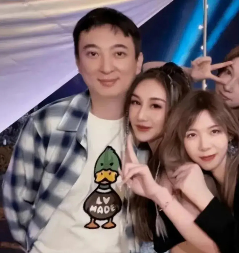 死鸭子嘴硬!王思聪现身日本顶级童装店,疑似为私生女挑选衣服