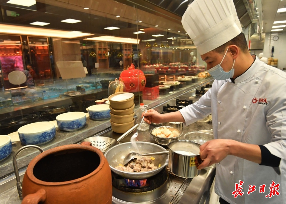 记者喻志勇  摄2月7日中午,记者来到了位于新华路的湖锦酒楼,这里一