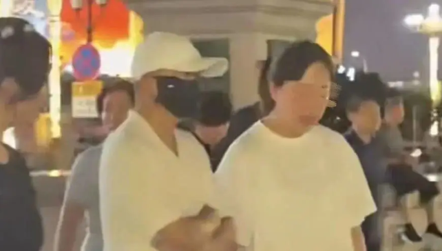 马云戴口罩现身哈尔滨索菲亚教堂景区