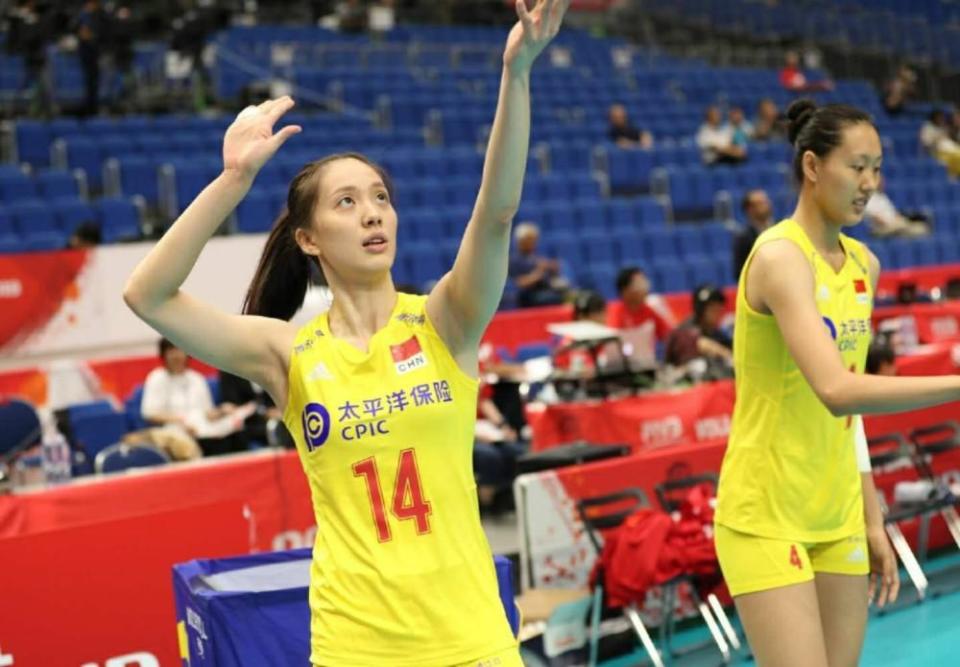 女排合照郑益昕缺席张常宁王梦洁比心倪非凡庄宇珊笑得灿烂