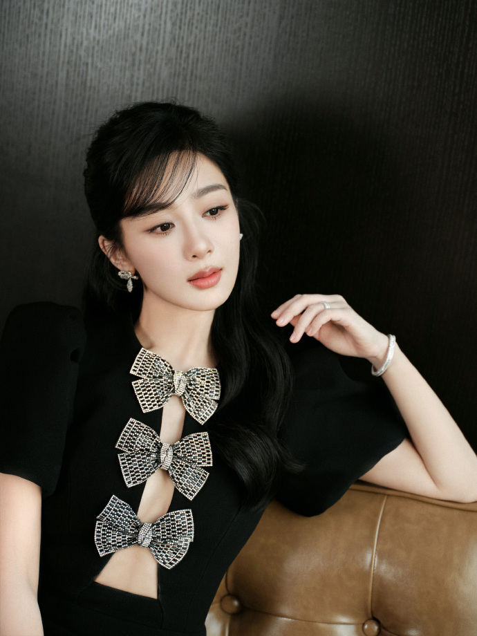 杨紫最新活动美照穿镂空黑裙又瘦又美甜辣造型好惊艳