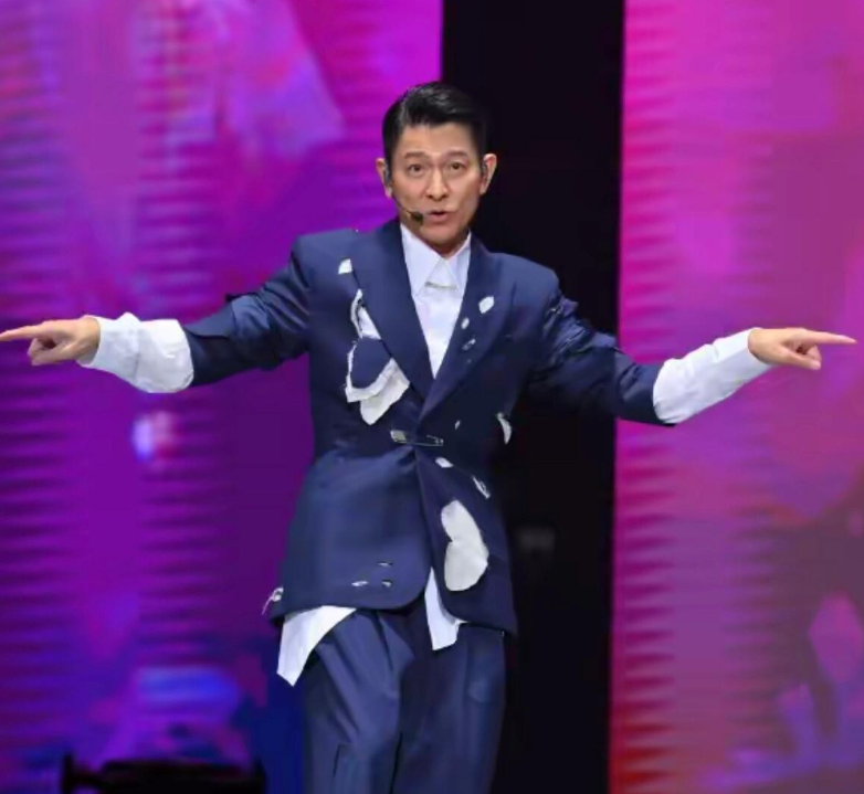 美好中國：二四六澳門圖庫同樣是60歲，“佛系”的梁朝偉和“拼命”的劉德華，區(qū)別出來了
