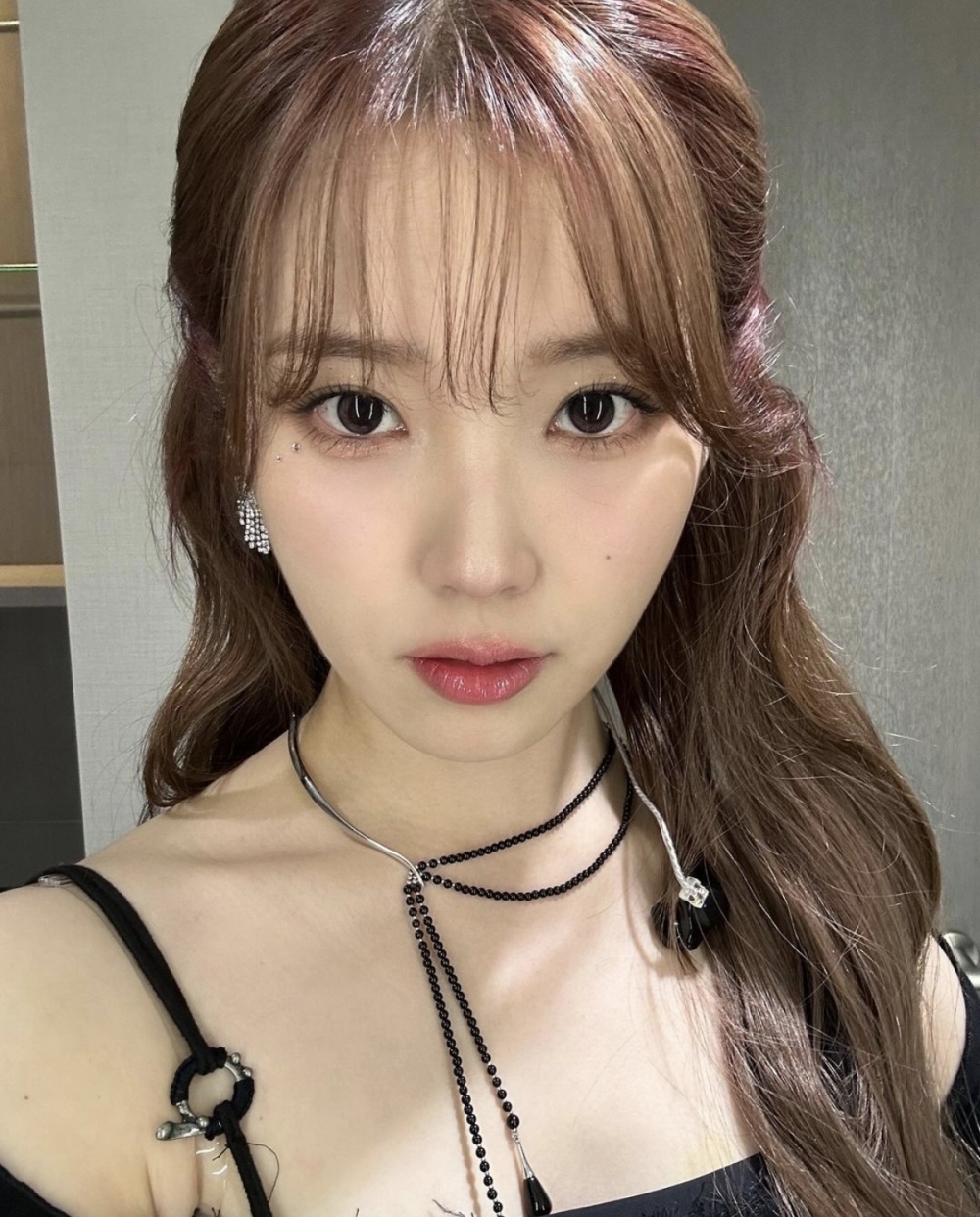 李知恩多变造型惊艳粉丝时髦饰品搭配复古风服装引领潮流