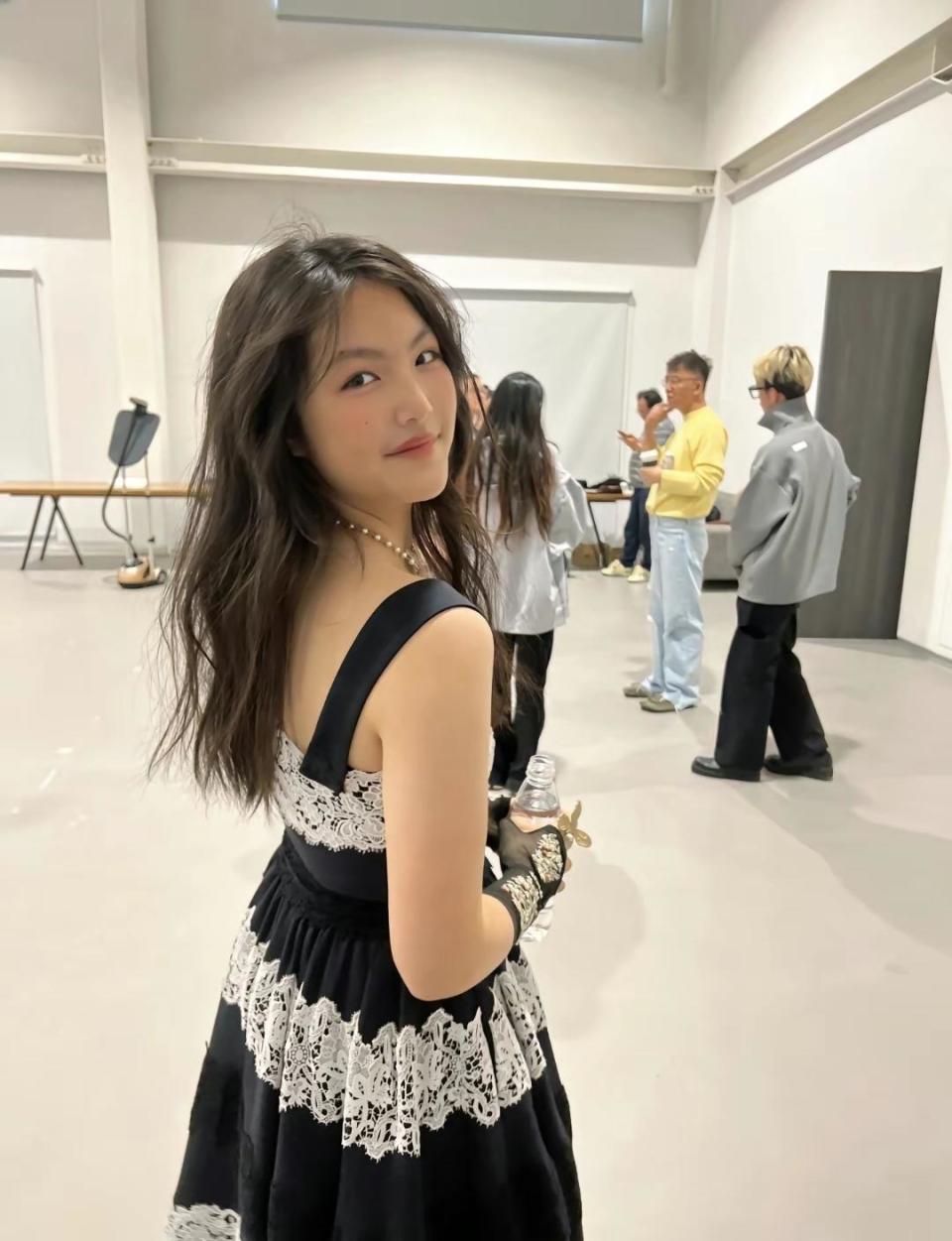 李湘晒女儿王诗龄近照写真,长发披肩妆容精致,网友感慨好成熟_腾讯