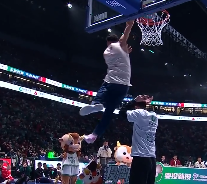 cba全明星周末,nba传奇巨星德维恩-韦德到场观战,他在扣篮大赛又出任