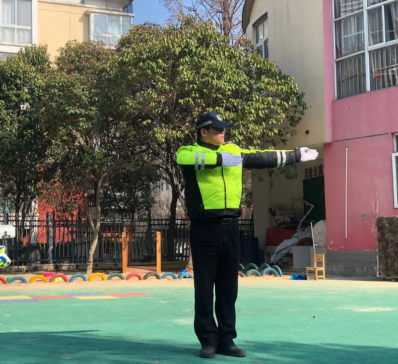 交警手势你还记得多少?2分钟让你记住交警手势_腾讯新闻