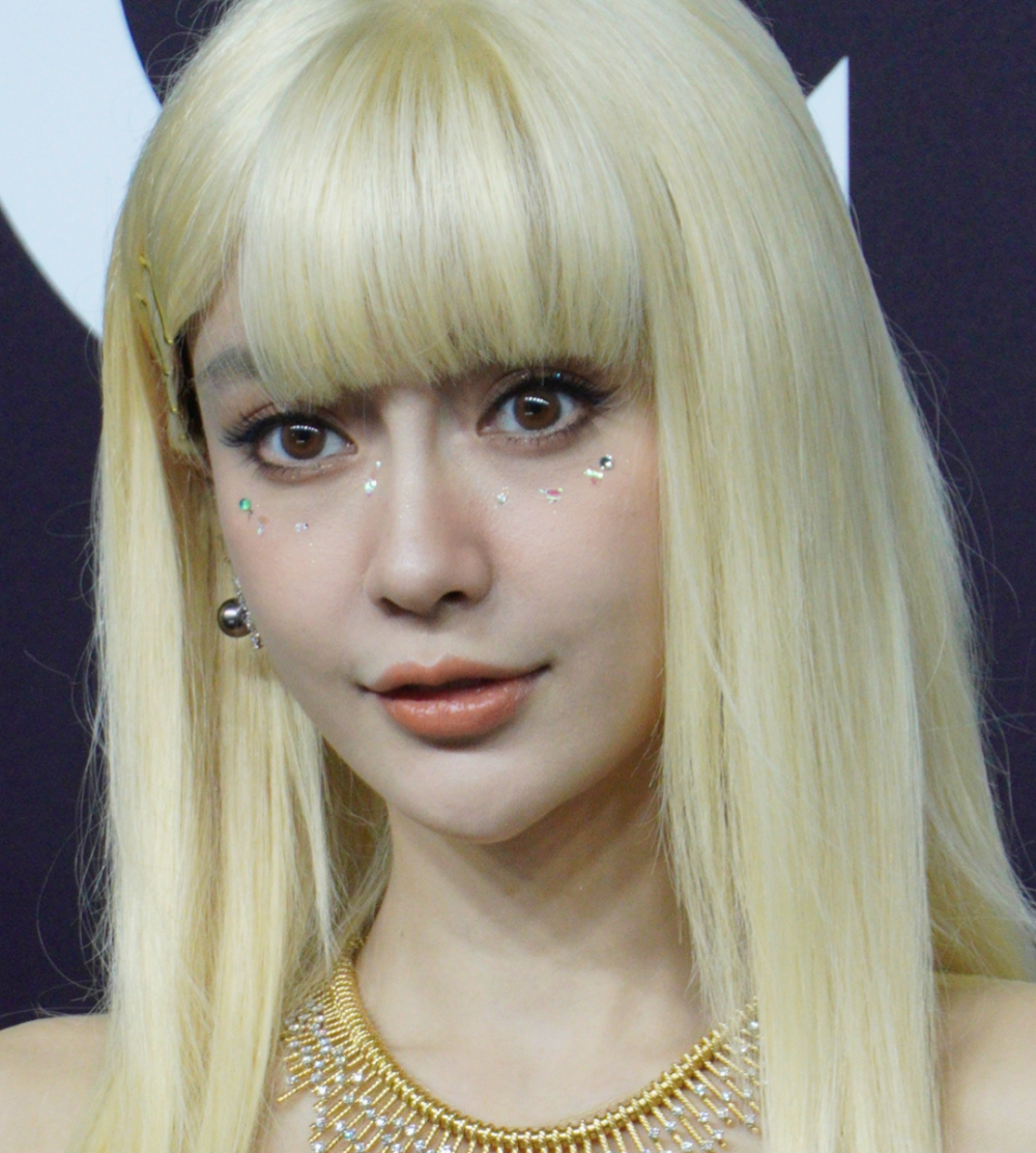 杨幂嘴角下垂显年龄,baby山根突兀假发抢镜