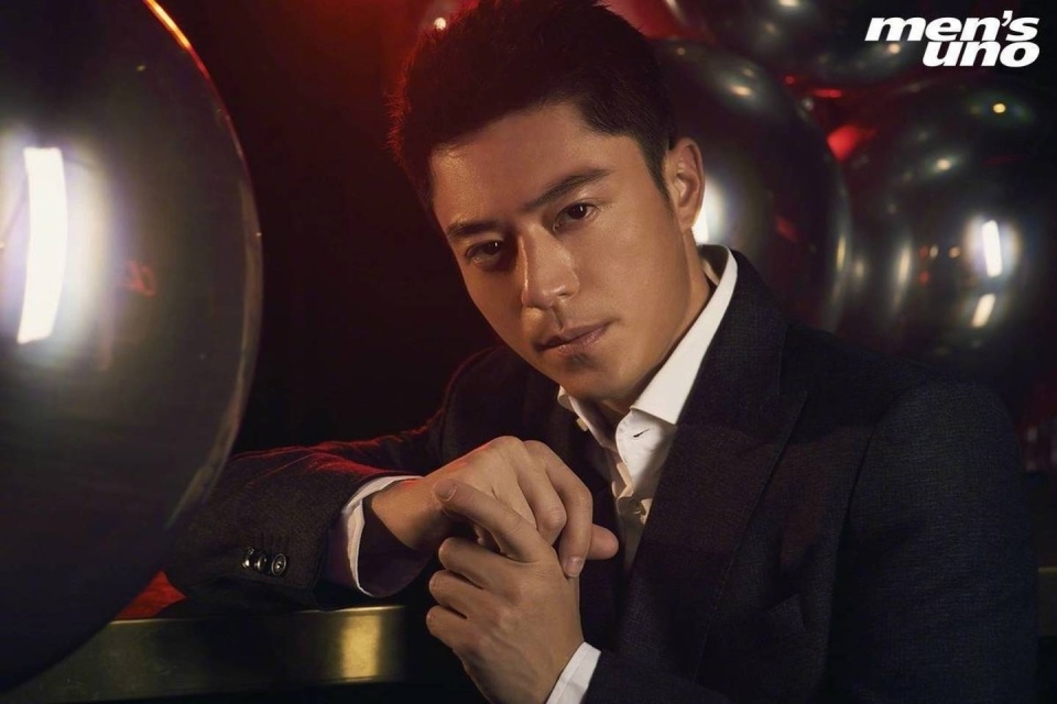 霍建华李凯馨贴脸合照引争议,配图文案更是茶味满满