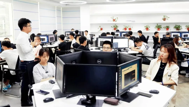等不及毕业了！年薪600万抢人