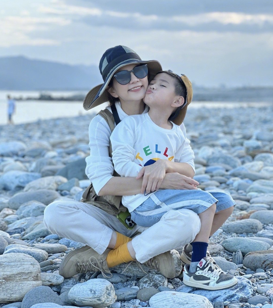 she陈嘉桦晒海边全家福ella穿泳衣秀好身材越来越有女人味