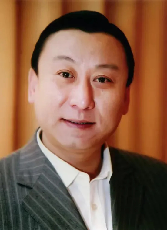 参加葬礼的友人公开了灵堂照片,现场一片花海,两边摆放着各色的花圈