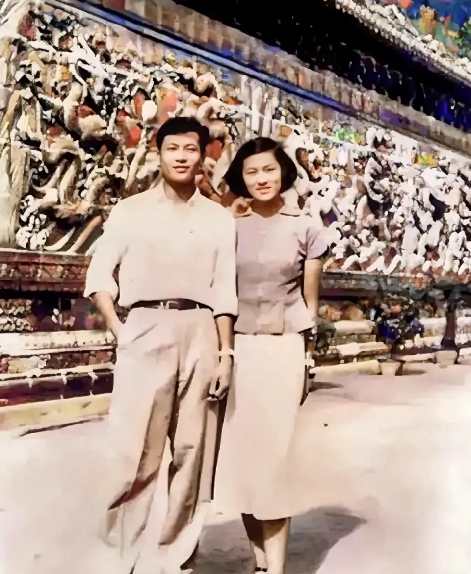 章含之和洪君彦1956年夏天,章含之和第一任丈夫洪君彦来到北京北海