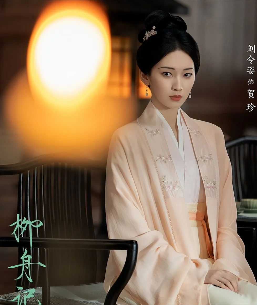 《隋唐英雄传》的李蓉蓉就很迷人,举手投足气质满满,就像画里走出的