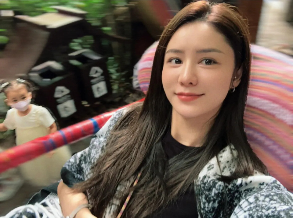张馨月晒一家三口出游，林峯十足宠女狂魔，4岁格格露正脸像爸爸_腾讯新闻