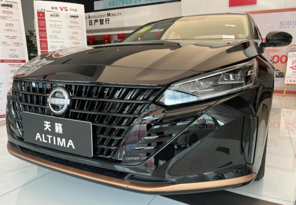 东风日产天籁黑金版,质感显精致,2.0l动力,舒适配置下放