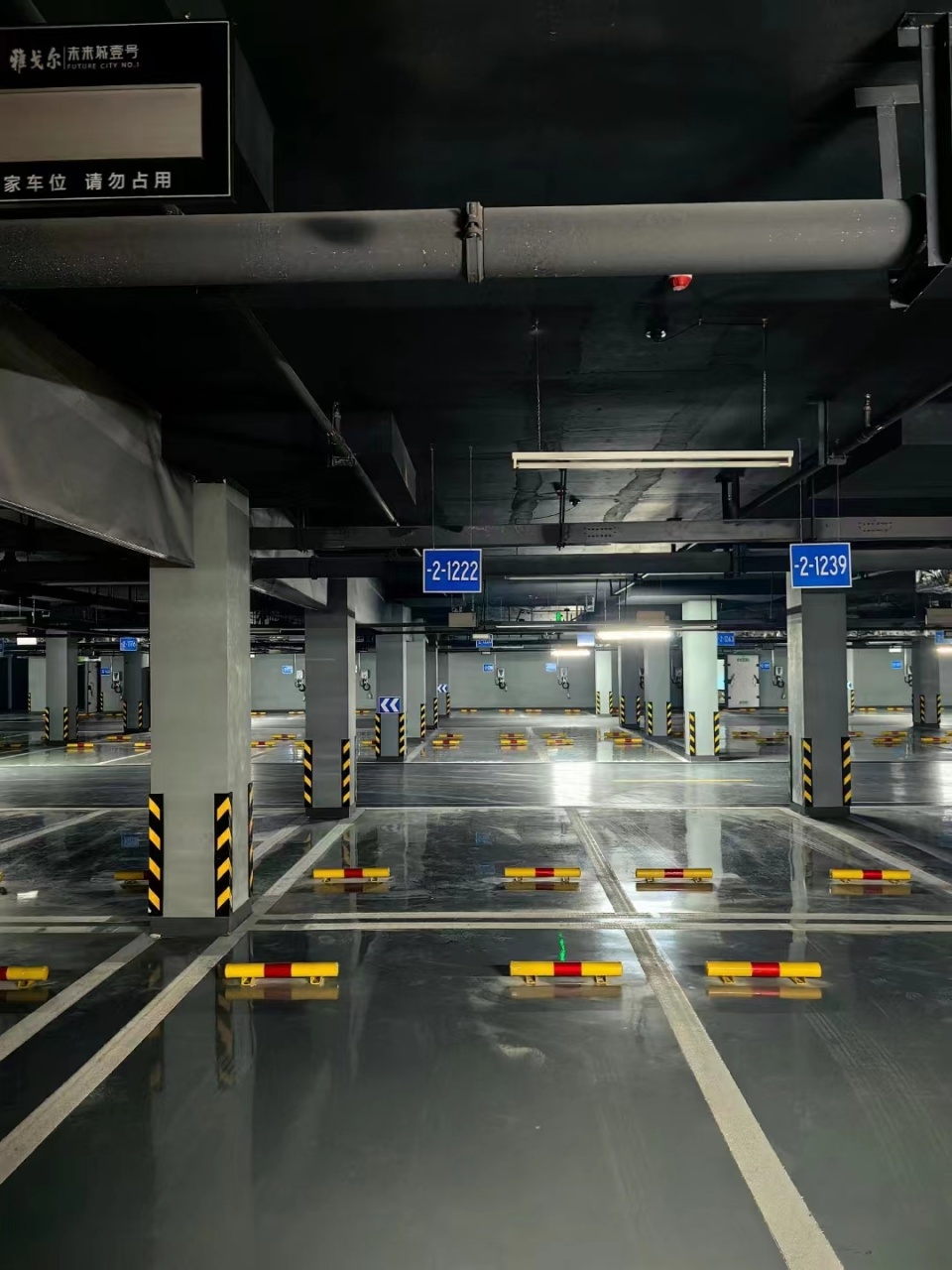 拥有这样的车位和车牌号,你会觉得有趣吗?网友:真是奇葩的想法