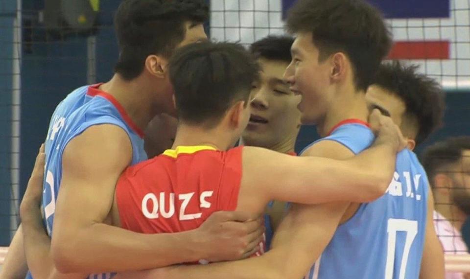 第二局前半段,中国男排靠着翟德军的4连发拉开分差,一度把分差扩大到