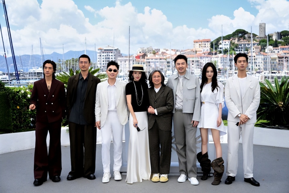 章子怡刘嘉玲吴君如罕同框,三位女神聚会小酌,搭肩合影关系超好