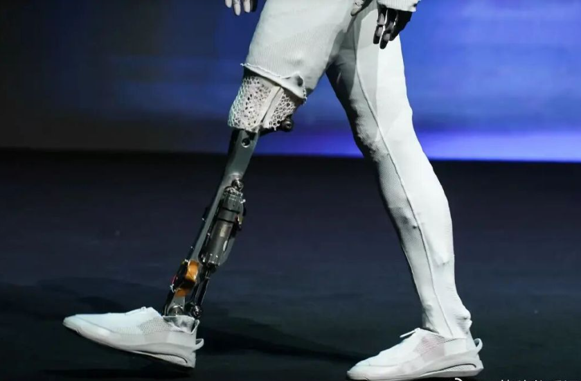 178cm細腰翹臀！小鵬機器人因“太性感”被罵低俗，真相如何？ - 