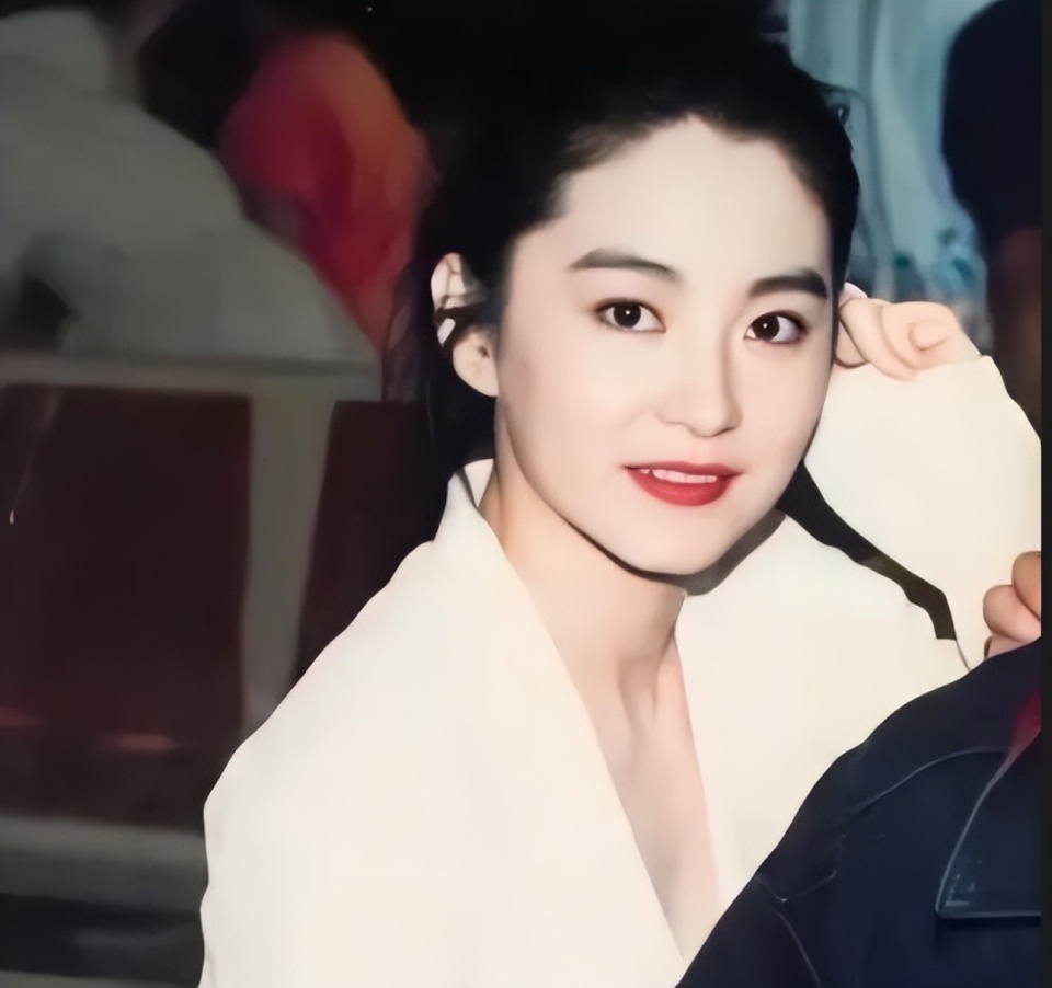 林青霞究竟算不算80年代第一美女看看她和巩俐的合照就有答案了