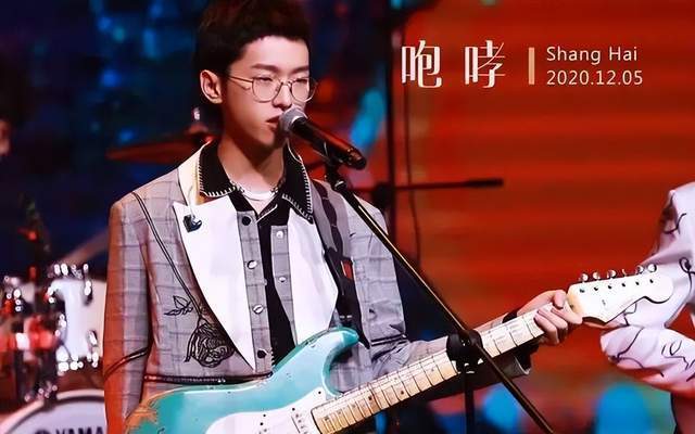 她怎么也谈了个小糊咖?