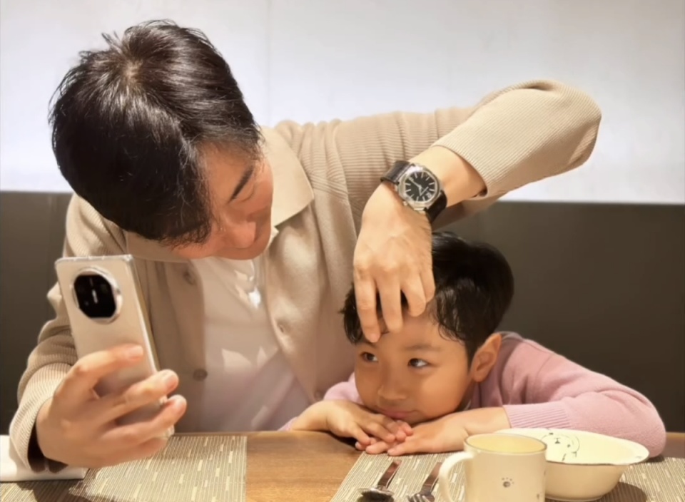 蔡琳与前夫高梓淇带儿子游游乐园画面温馨感人