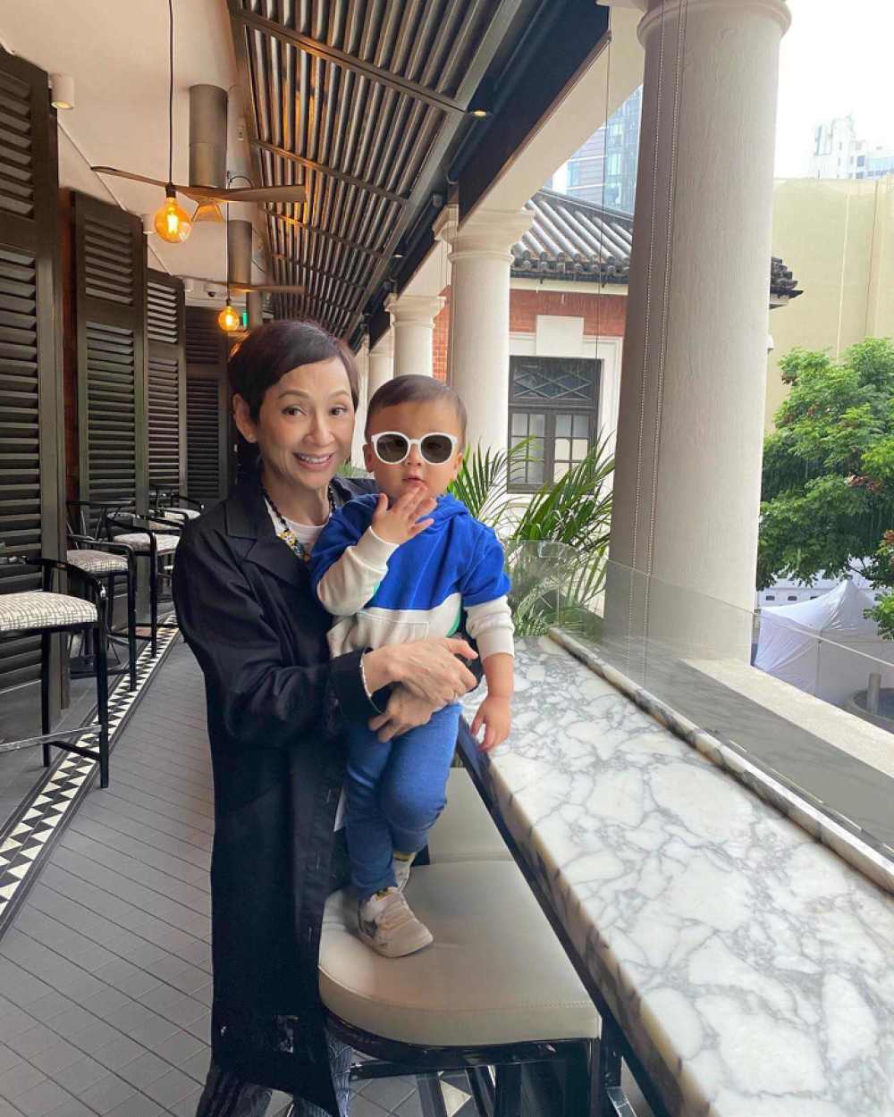 周润发前妻罕晒全家福!