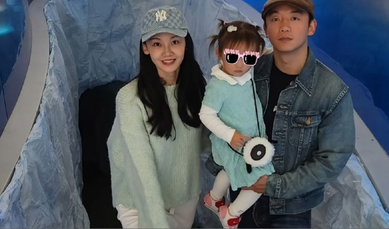 苗苗与老公外出用餐不带妹妹获赞郑恺却因不给老婆夹菜遭吐槽