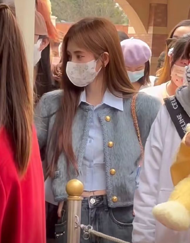 3月8日是女神节,有不少网友在上海迪士尼乐园偶遇鞠婧祎,女明星与素人