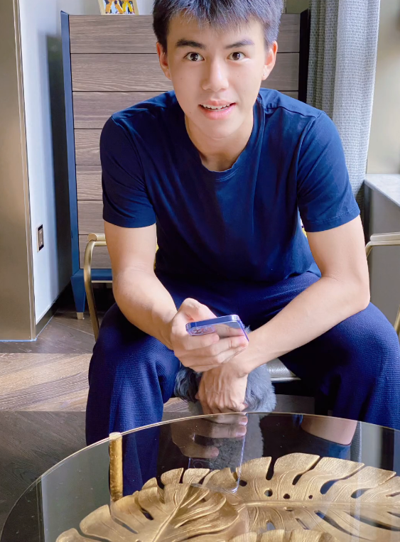 "雪姨"王琳久违晒儿子,18岁王诺眉眼俊朗,从小胖墩逆袭成帅哥