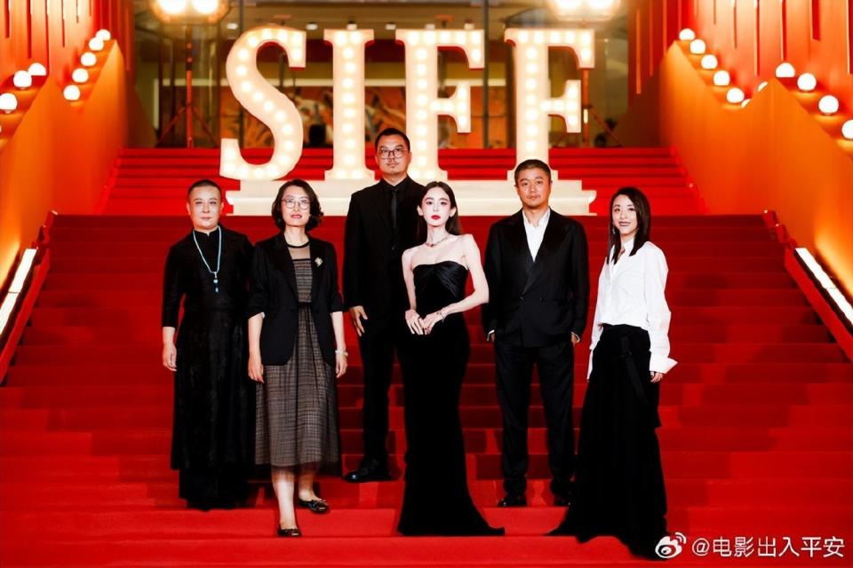 上影節(jié)紅毯：俞飛鴻全場最美，娜扎純美吸睛，《解密》劇組好養(yǎng)眼