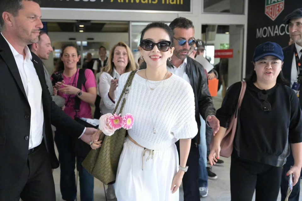 章子怡抵达戛纳,不受前夫汪峰新恋情影响,开心给粉丝签名并合影