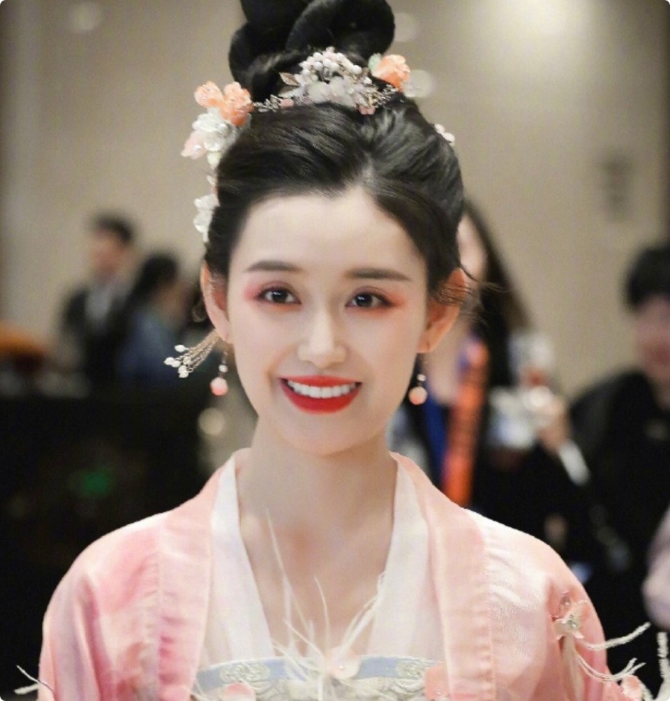 演员蒋依依在路透中cos了经典的神话角色百花仙子,她一身粉嫩色系的