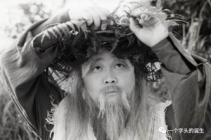 76岁"老顽童"秦煌独居无依,在酒店房间两度跌倒,向邻居求救_腾讯新闻