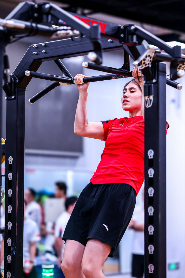 改善形体缓解疼痛,奥运冠军着迷的引体向上,普通人也该操练起来