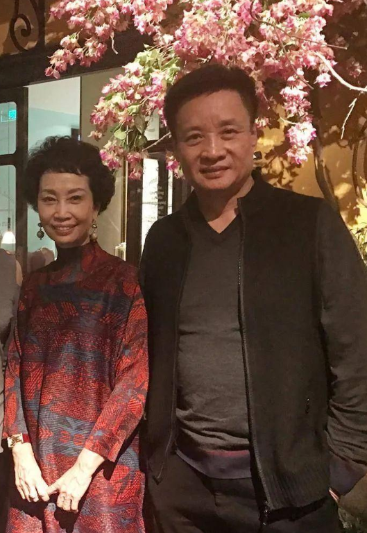 66岁阎维文近照曝光,满脸皱纹变化大,为照顾患癌妻子苍老太多_腾讯