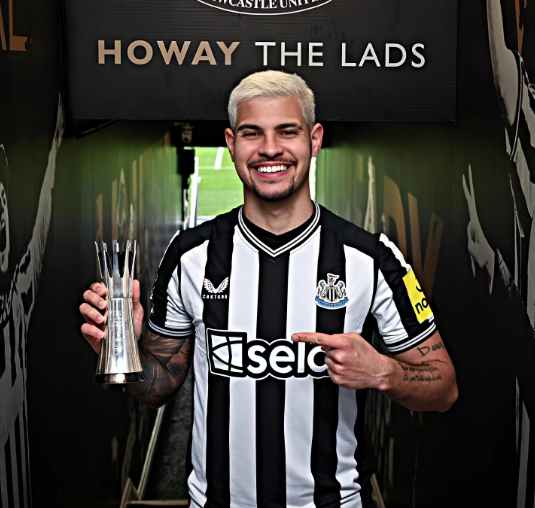 目前,努内斯的身价为5000万欧,而菲利普斯身价为2500万欧元.