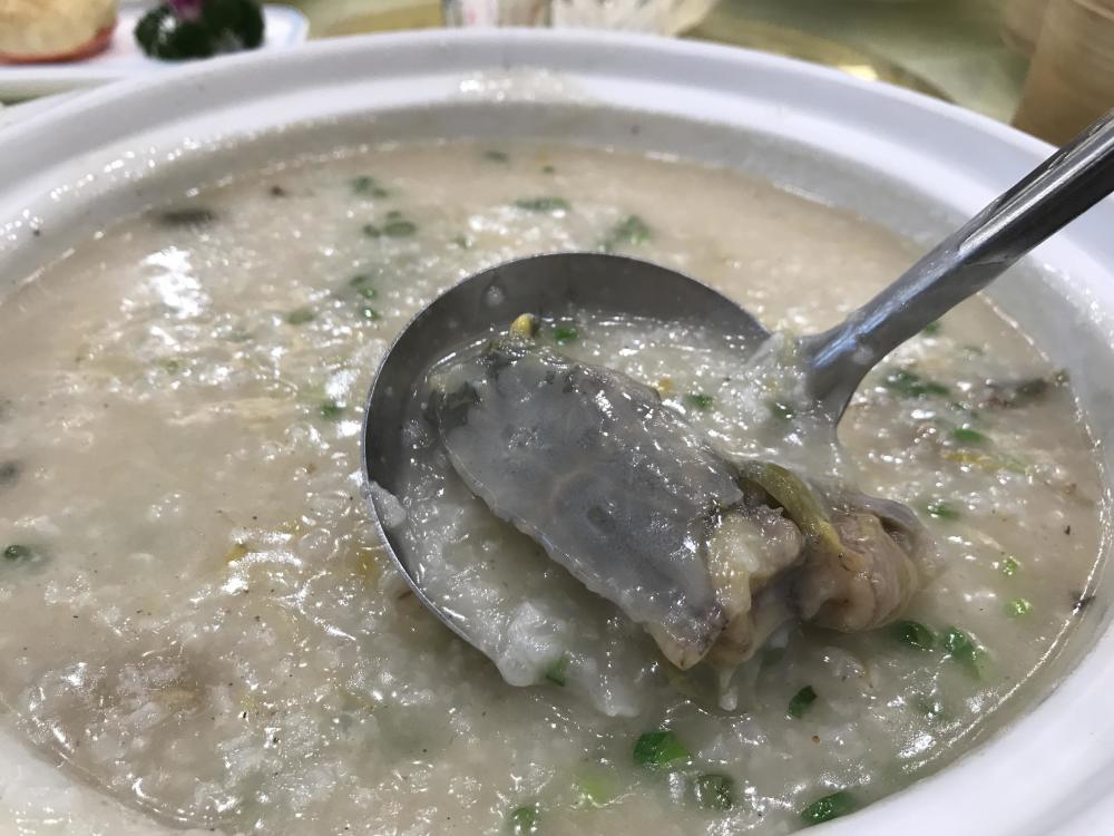 塘角鱼粥,广式早茶中的粥最为重要的就是对于火候的掌控,它的口味非常