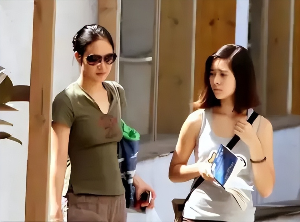 姜文一家罕见合照,周韵大变样,两个儿子神似爸爸