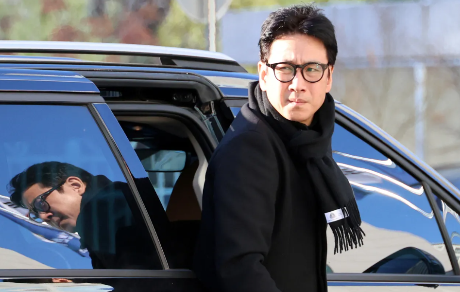 李善均含恨自杀,河正宇李政宰现身送别,敲诈他的a某跑路后被捕_腾讯