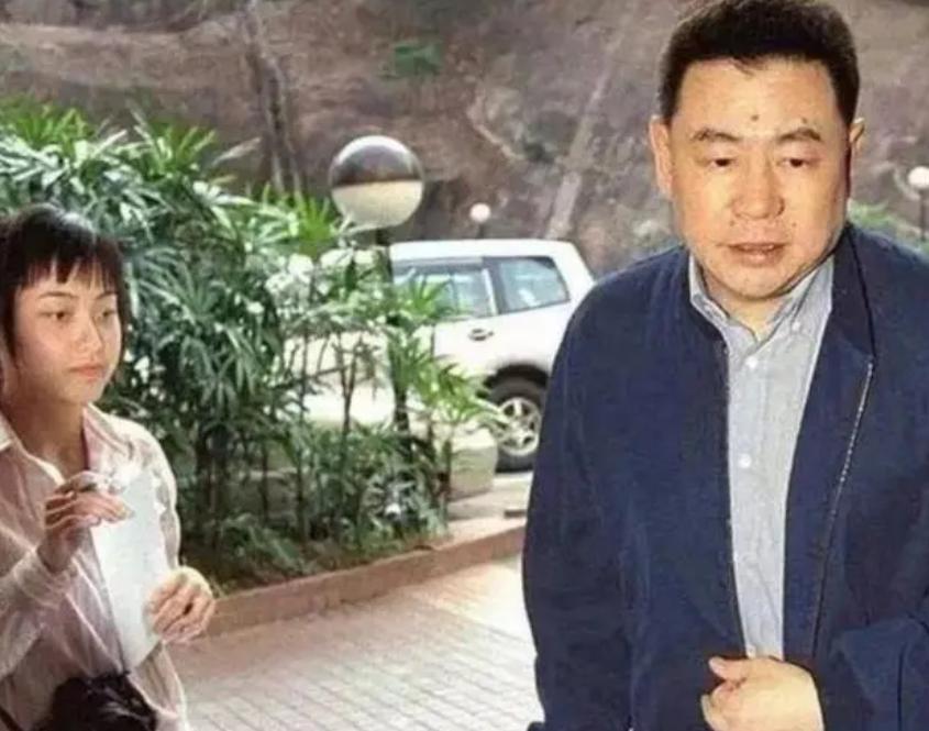 62岁周星驰与甘比同框聚会,意外扯出与刘銮雄夫妇的三角老友记