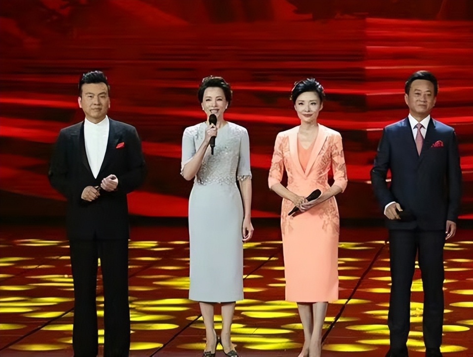 张泽群晒与朱军,董卿,周涛合影,合体主持过七届春晚,黄金搭档