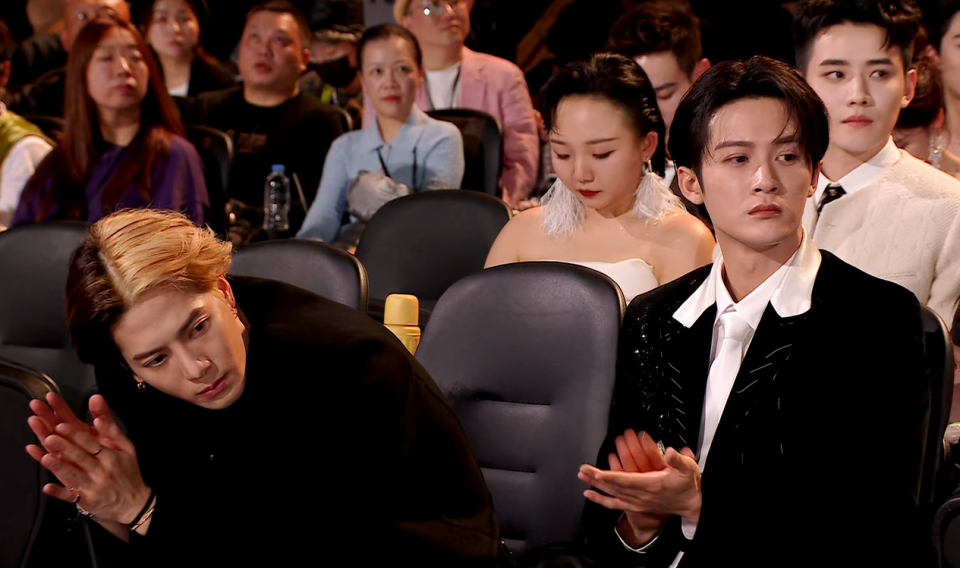 星光大赏台下好精彩:胡歌无聊睡着,赵露思看手机,王一博玩快闪