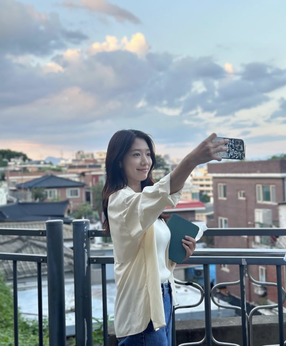 让人眼前一亮,朴信惠镜头前摆造型,清新甜美引来网友纷纷点赞