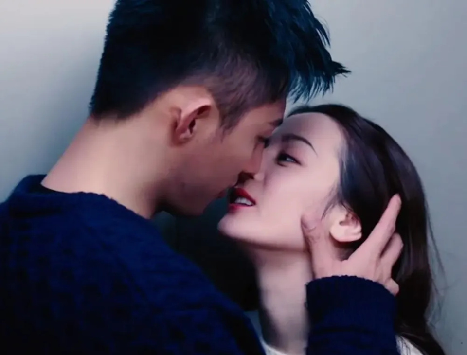 尴尬!热巴32岁生日发歌被网友催婚,和黄景瑜传了4年绯闻没结果